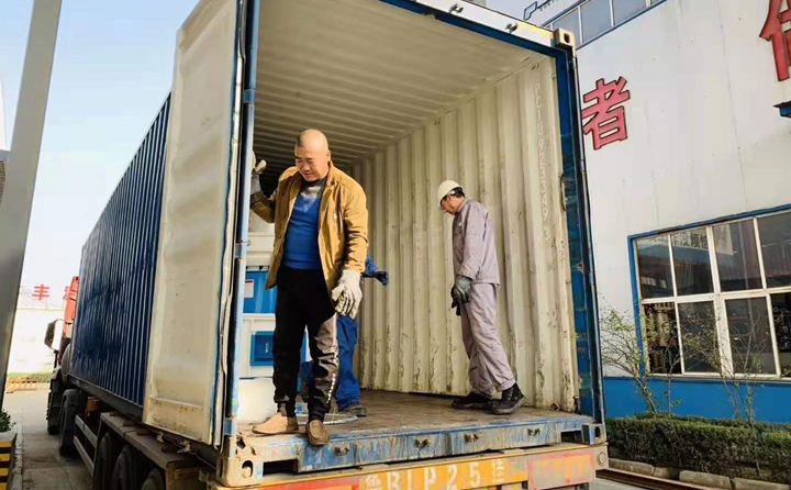 等待顆粒機生產(chǎn)線配套設(shè)備裝車.jpg 等待顆粒機生產(chǎn)線配套設(shè)備裝車.jpg