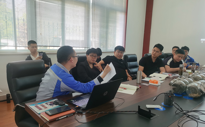 技術品控部部長張波為內貿、外貿銷售人員培訓專業(yè)的顆粒機設備知識.jpg
